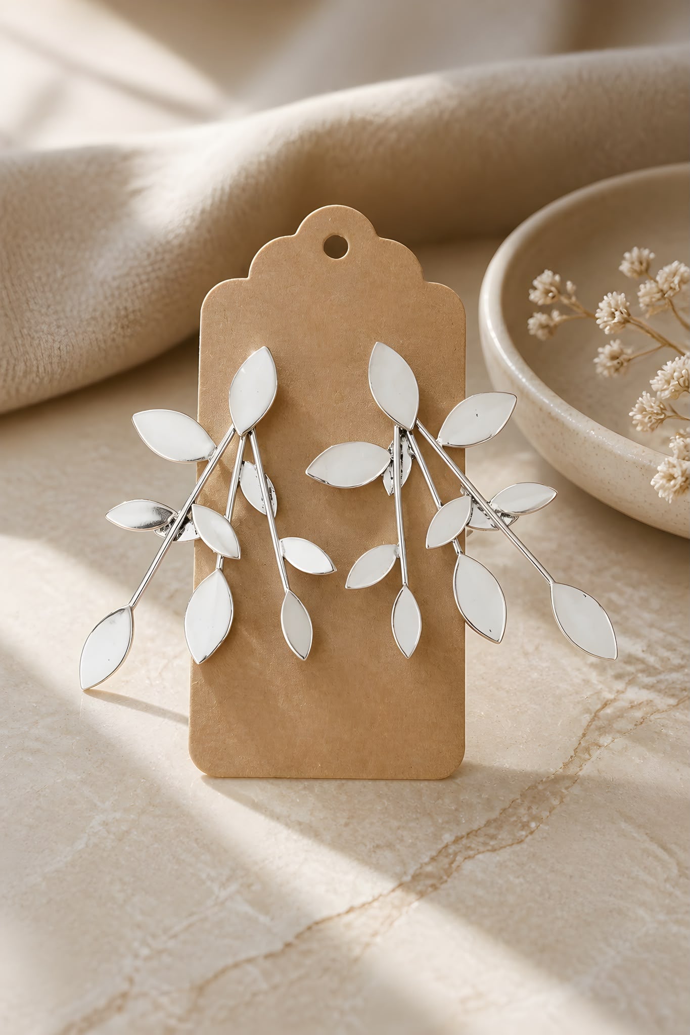 Pendientes plateados en forma de hojas