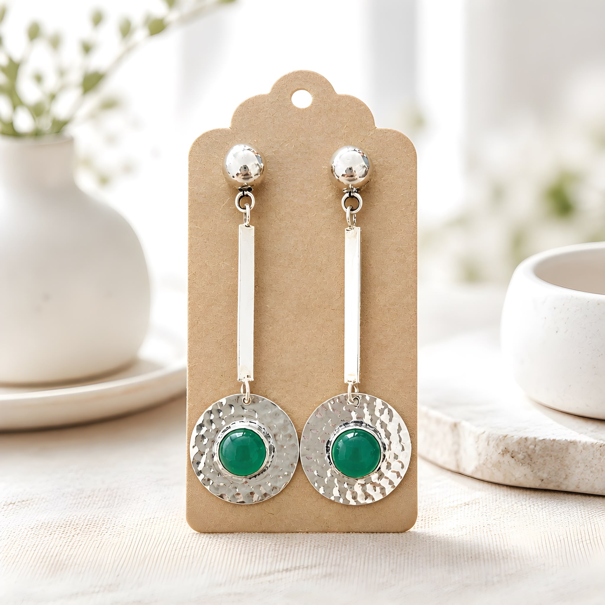 Pendientes plateados con ónix verde