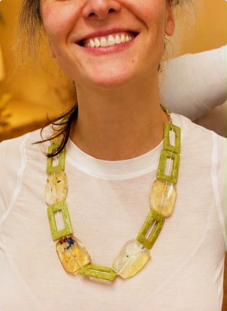 Collar  de serpentina verde con algas encapsuladas.