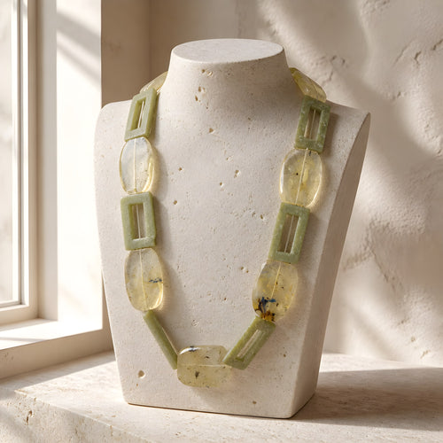 Collar  de serpentina verde con algas encapsuladas.